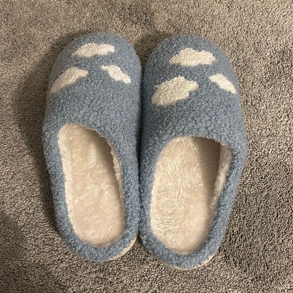 Living Royal Cozy Blue Cloud Slippers S/M NWOT - Picture 1 of 2